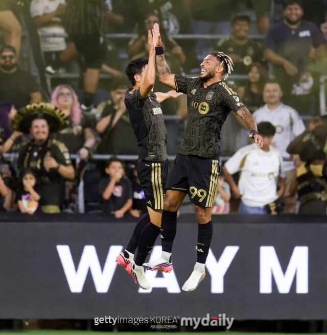 손흥민과 부앙가가 레알 솔트레이크와의 2026시즌 MLS 경기에서 골 세리머니를 펼치고 있다./게티이미지코리아