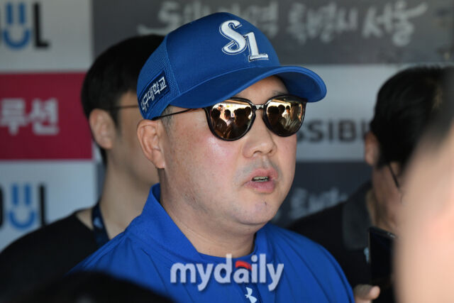 23일 서울 잠실야구장에서 열린 '2026 신한 SOL KBO리그' 삼성 라이온즈와 LG 트윈스 경기. 삼성 박진만 감독이 경기 전 인터뷰를 하고 있다./마이데일리