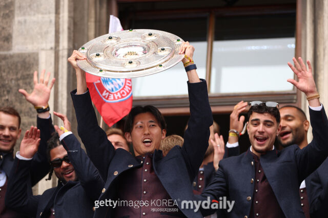 바이에른 뮌헨 수비수 이토가 2026년 5월 독일 뮌헨 시청에서 열린 우승 축하 행사에서 분데스리가 우승 트로피를 들고 있다./게티이미지코리아