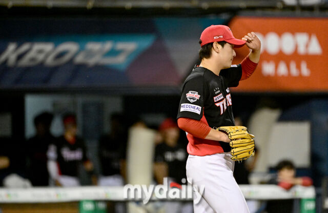 2026년 6월 26일 오후 서울 잠실구장에서 열린 '2026 신한 SOL KBO리그' KIA 타이거즈와 두산 베어스 경기. KIA 전상현이 6회말 1사 2루서 두산 안재석에게 1타점 적시타를 허용한 뒤 아쉬워하고 있다./마이데일리