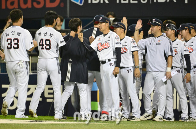 2026년 7월 8일 오후 서울 잠실구장에서 열린 '2026 신한 SOL KBO리그' SSG 랜더스와 두산 베어스의 경기. 두산 김원형 감독이 7-3으로 승리한 뒤 기뻐하고 있다./마이데일리