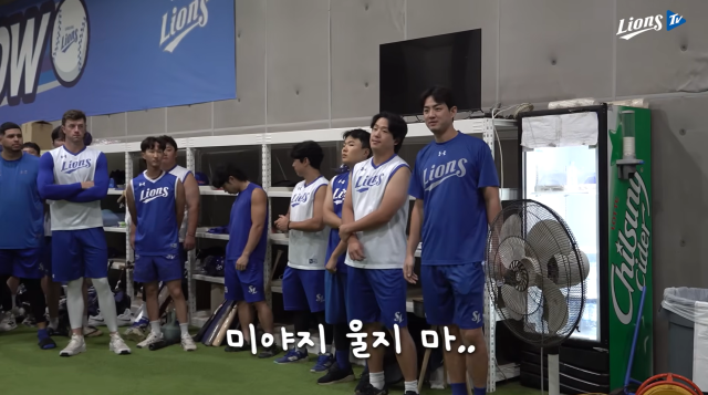 미야지 유라가 삼성 선수단과 마지막 인사를 나눴다./ LionsTV 유튜브 캡처