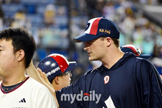 2일 오후 서울 잠실야구장에서 진행된 '2026 신한 SOL KBO 리그' LG 트윈스-두산 베어스의 경기. 두산 선발 벤자민이 8-3으로 승리한 뒤 코칭스텝과 하이파이브를 하고 있다./마이데일리