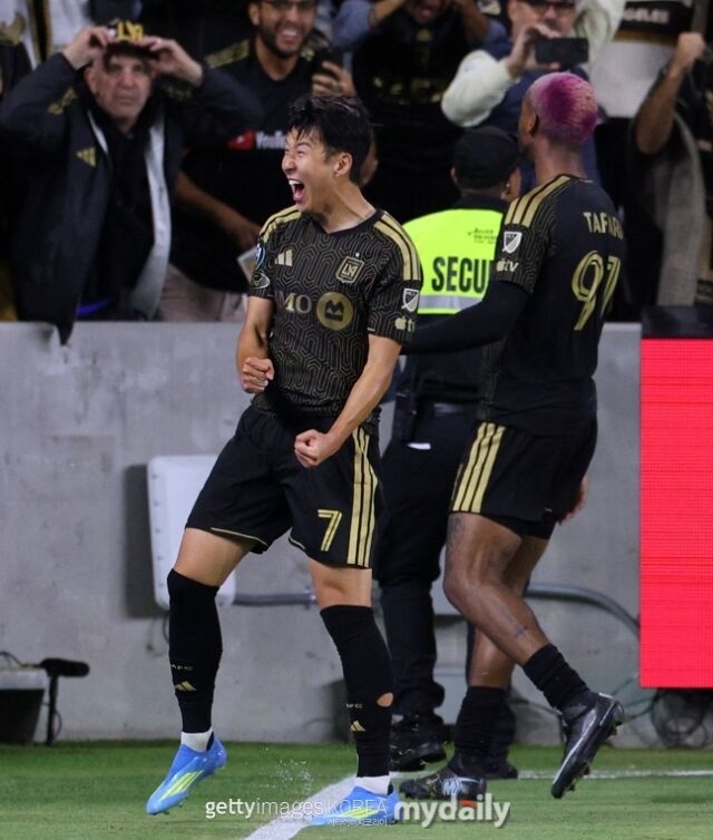 LAFC의 손흥민이 2026년 4월 미국 LA에서 열린 톨루카와의 2026시즌 북중미축구연맹 챔피언스컵 4강 1차전에서 타파리의 결승골을 어시스트한 후 환호하고 있다./게티이미지코리아