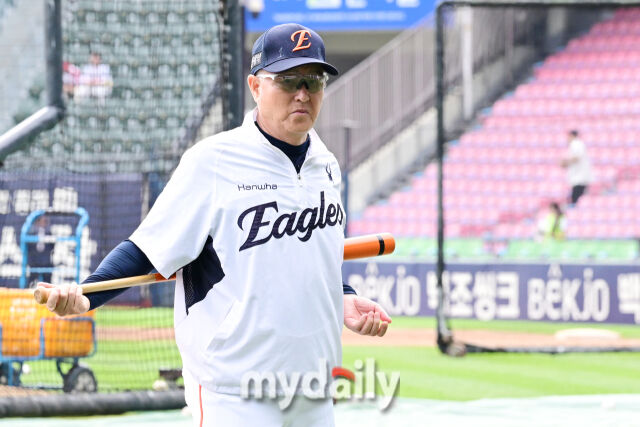 5일 오후 서울 잠실야구장에서 진행된 '2026 신한 SOL KBO 리그' 한화 이글스-LG 트윈스의 경기. 한화 김경문 감독이 선수들의 훈련을 지켜보고 있다./마이데일리