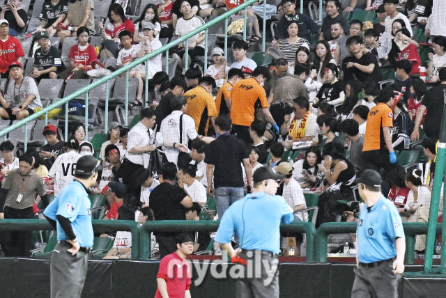 4일 오후 인천광역시 문학동 SSG랜더스필드에서 진행된 '2026 프로야구 KBO리그' SSG랜더스와 LG트윈스의 경기. 폭염으로 인한 온열질환자 발생으로 경기가 잠시 중단되고 있다./마이데일리
