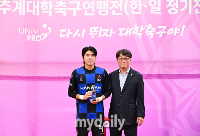 2026년 7월 18일 오후 강원도 태백종합운동장에서 열린 '제62회 추계대학축구연맹전' 결승, 한남대학교와 울산대학교의 경기.

한남대 구유하가 우수선수상을 수상하고 있다.

이번 대회에는 전국 대학축구 78개 팀이 참가해 총 156경기를 치르며, 백두대간기와 태백산기 2개 리그로 나누어 예선리그와 토너먼트 방식으로 진행된다./마이데일리”></p>
<p>[마이데일리 = 합천공설운동장 노찬혁 기자] 지난 7월 추계대학축구연맹전에서 골키퍼를 맡았던 구유하가 원래 포지션으로 복귀한다.</p>
<p>한국대학축구연맹(회장 박한동)은 12일 합천군민공설운동장 대회의실에서 ‘水려한 합천 제21회 1, 2학년 대학축구연맹전’ 개막 미디어데이를 개최했다.</p>
<p>이날 행사에는 인제대 조정원, 상지대 이준우, 경희대 박민서, 동의대 이우창, 건국대 김슬찬, 한남대 표준명, 아주대 이규택, 칼빈대 권혁정, 중앙대 황지성, 수원대 지석원, 초당대 김정흠, 용인대 김민서, 순복음총회 신우택이 참석했다.</p>
<p>각 대학 대표 선수들은 각오를 밝힌 뒤 취재진과의 질의응답을 소화했다. 현장에서는 한남대 구유하 관련 질문이 나왔다. 구유하는 지난 7월 태백에서 열린 추계대학축구연맹전 당시 한남대의 문전을 지켰다.</p>
<p><img decoding=