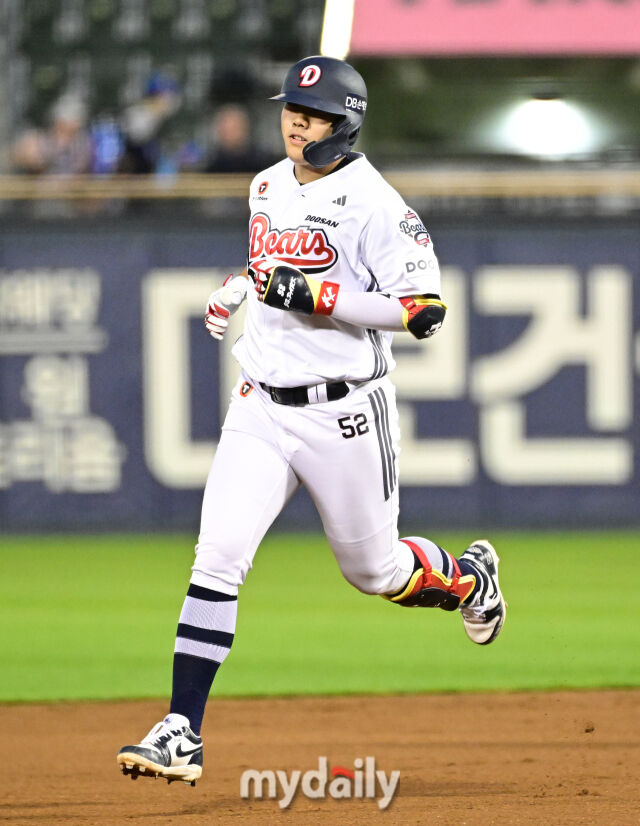 2026년 7월 8일 오후 서울 잠실구장에서 열린 '2026 신한 SOL KBO리그' SSG 랜더스와 두산 베어스의 경기. 두산 박준순이 5회말 선두타자 홈런을 친 뒤 그라운드를 돌고 있다./마이데일리