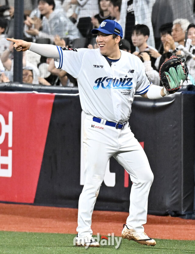 21일 오후 경기도 수원시 수원KT위즈파크에서 진행된 '2026 프로야구 KBO리그' KT위즈와 두산베어스의 경기. KT 김현수가 7회초 1사 1,3루서 박찬호의 땅볼때 병살타를 처리한 뒤 환호하고 있다./마이데일리