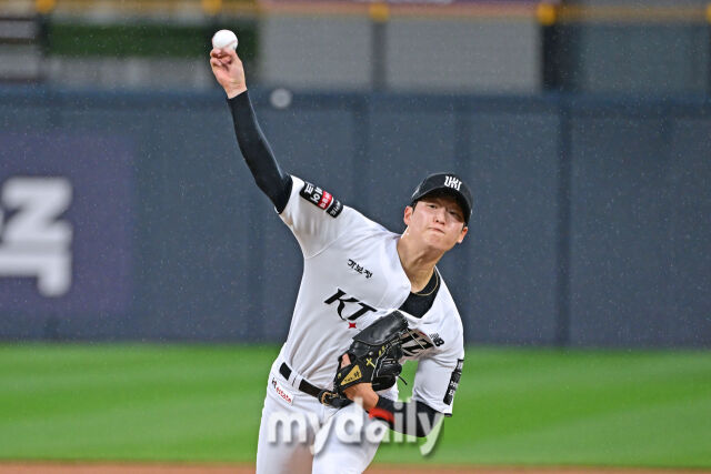9일 경기도 수원 KT위즈파크에서 열린 '2026 신한 SOL BANK KBO리그' 키움 히어로즈 와 KT 위즈 경기. KT 선발투수 배제성이 힘차게 투구하고 있다./마이데일리