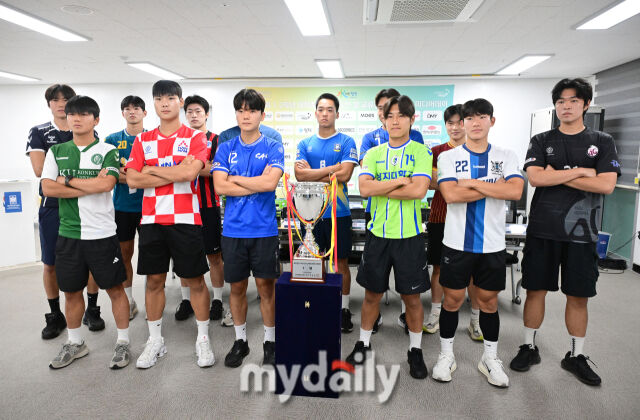 2026년 8월 12일 오후 경상남도 합천공설운동장 대회의실에서 '제21회 1.2학년 대학축구연맹전(한.일 교류전 선발)' 개막 미디어데이가 열렸다.

각 팀 대표 선수들이 기념촬영을 하고 있다./합천공설운동장=유진형 기자”></p>
<p>[마이데일리 = 합천공설운동장 노찬혁 기자] 죽음의 조에서 생존할 팀은 어디가 될까.</p>
<p>한국대학축구연맹(회장 박한동)은 12일 합천군민공설운동장 대회의실에서 ‘水려한 합천 제21회 1, 2학년 대학축구연맹전’ 개막 미디어데이를 개최했다.</p>
<p>이날 행사에는 인제대 조정원, 상지대 이준우, 경희대 박민서, 동의대 이우창, 건국대 김슬찬, 한남대 표준명, 아주대 이규택, 칼빈대 권혁정, 중앙대 황지성, 수원대 지석원, 초당대 김정흠, 용인대 김민서, 순복음총회 신우택이 참석했다.</p>
<p>각 대학 대표 선수들은 출사표를 전한 뒤 취재진 질문에 답변을 이어갔다. 이날 관심이 집중된 대목은 죽음의 조에 대한 분석이었다.</p>
<p><img decoding=