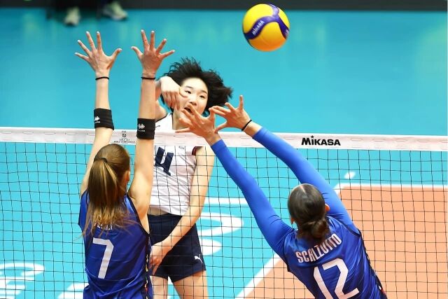한국 17세 이하 여자배구대표팀 어민서가 9일(한국시각) 열린 FIVB 주최 2026 세계 17세 이하 여자배구선수권대회 D조 조별리그 3차전 이탈리아와 경기 도중 스파이크를 시도하고 있다./국제배구연맹(FIVB) 제공