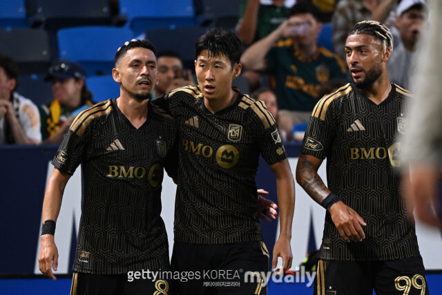LAFC의 손흥민(가운데)이 LA갤럭시 원정 경기에서 2026시즌 MLS 시즌 첫 골을 터뜨렸다./게티이미지코리아