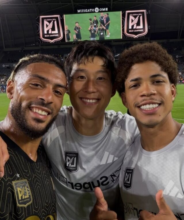 부앙가, 손흥민, 마르티네스(왼쪽부터)가 캔자스시티와의 2026시즌 MLS 18라운드 승리 후 기념촬영을 하고 있다./LAFC