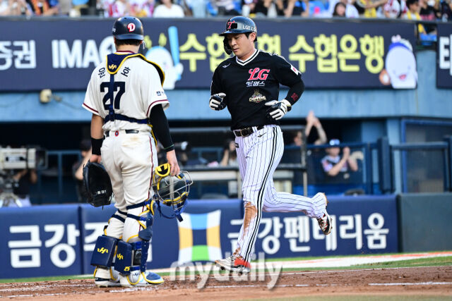 [MD포토] 오지환 '2루타 치고 선취 득점 성공'