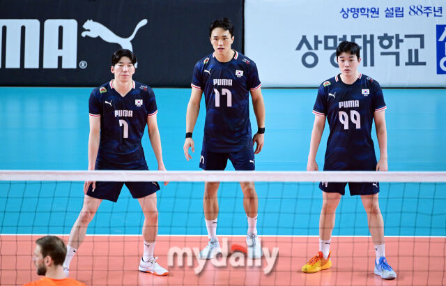 2025년 6월 7일 오후 충청남도 천안시 유관순체육관에서 '2025 남자배구 국가대표 평가전' 대한민국과 네덜란드의 경기가 열렸다. 대한민국 허수봉, 임동혁, 김지한(왼쪽부터)이 경기에 집중하고 있다./마이데일리