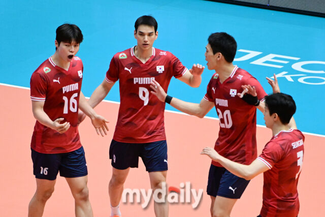 대한민국 배구 대표팀 정한용이 26일 오후 충북 제천실내체육관에서 ‘대한민국 배구국가대표팀 평가전 2026 제천’ 브라질과의 3차전 경기에서 환호하고 있다.
