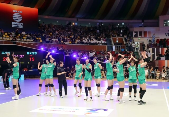 오사카 마블러스가 1일 제주 한라체육관에서 열린 '2026 한중일 여자배구 탑클럽 슈퍼매치' 흥국생명전을 마친 뒤 팬들에게 인사를 하고 있다./KBSN 제공