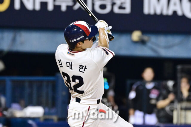 1일 서울 잠실야구장에서 열린 '2026 신한 SOL KBO리그' LG 트윈스와 두산 베어스 경기. 두산 김대한이 8회말 2사 1루에 1타점 적시 2루타를 치고 있다./한혁승 기자