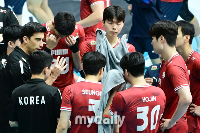 대한민국 배구 대표팀 이사나예 라미레스 감독이 26일 오후 충북 제천실내체육관에서 ‘대한민국 배구국가대표팀 평가전 2026 제천’ 브라질과의 3차전 경기에서 작전 지시를 하고 있다./곽경훈 기자