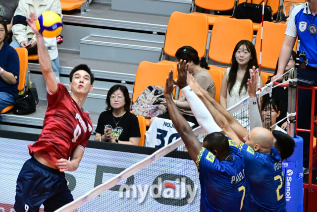 대한민국 배구 대표팀 임성진이 26일 오후 충북 제천실내체육관에서 ‘대한민국 배구국가대표팀 평가전 2026 제천’ 브라질과의 3차전 경기에서 공격을 시도하고 있다./곽경훈 기자