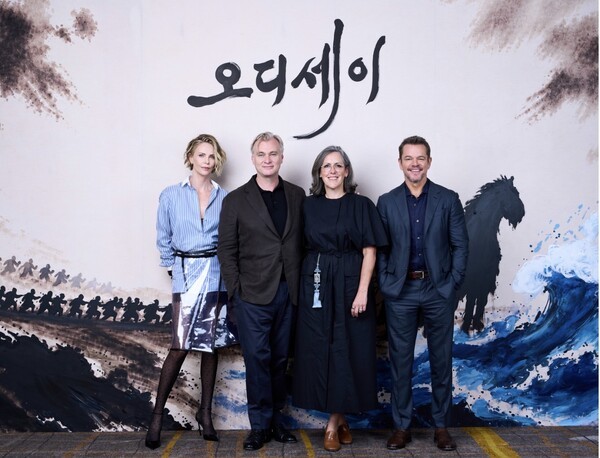 (왼쪽부터) 샤를리즈 테론, 크리스토퍼 놀란, 엠마 토마스, 맷 데이먼 [사진=유니버설 픽쳐스]