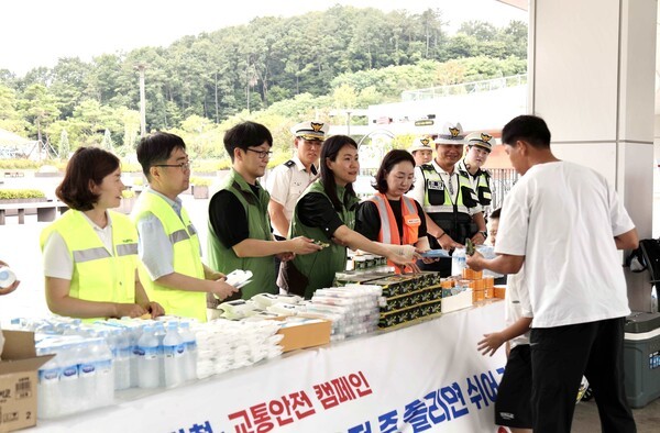 졸음번쩍껌을 나눠주는 모습 [사진=롯데웰푸드]