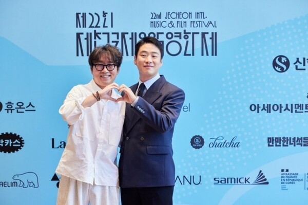 (왼쪽부터) 장항준 제천국제음악영화제 집행위원장, 안재홍 홍보대사 [사진=제천국제음악영화제]