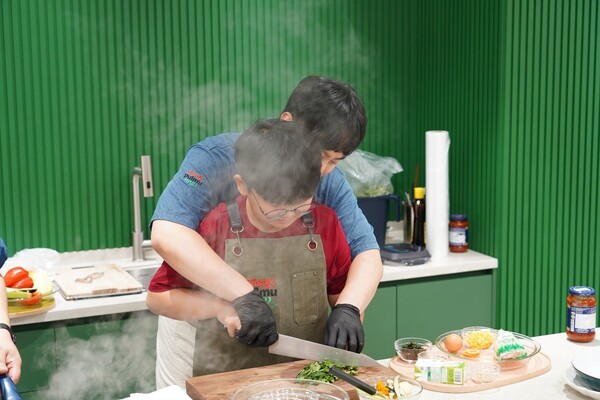 테이스티풀무원 스페셜 클래스 참가자가 전문셰프와 지속가능식단을 함께 만들고 있는 모습 [사진=풀무원]