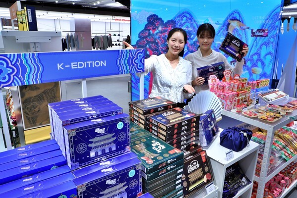 서울시 중구 소공동 롯데백화점 본점 9층 키네틱 그라운드에서 진행 중인 'K-스낵 하우스' 팝업 행사장에서 모델이 상품을 소개하고 있다 [사진=롯데백화점]