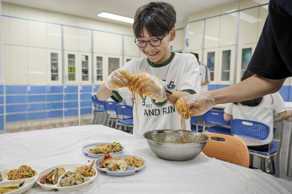 '어린이 지속가능 식생활 교육'의 요리 실습에 참가한 아이가 지속가능 식생활의 4가지 실천 방법이 적용된 메뉴를 직접 만들어보고 있다 [사진=풀무원]