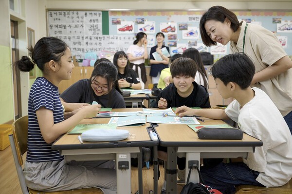 풀무원재단이 운영하는 '어린이 지속가능 식생활 교육'에서 프로그램 강사가 아이들의 '지속가능 식생활' 이론 학습을 돕고 있다 [사진=풀무원]