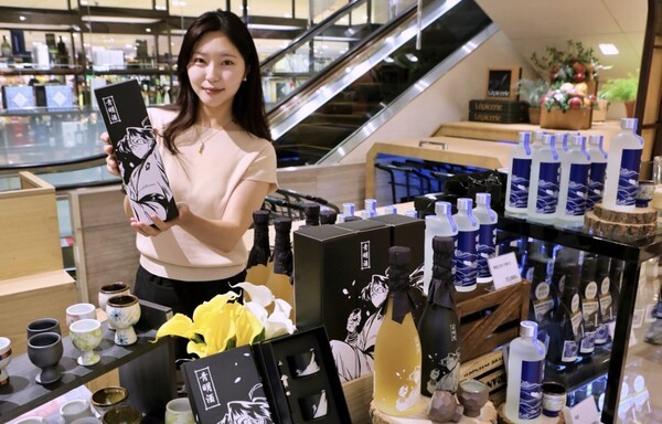 서울 소공동에 위치한 본점 지하1층에서 진행 중인 도한 청명주 팝업스토어에서 모델이 상품을 들고 있다. [사진=롯데백화점]