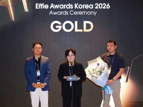 지난 27일 열린 ‘2026 에피 어워드 코리아(Effie Awards Korea)’에서 파리바게뜨의 건강 베이커리 브랜드 ‘파란라벨(PARAN LABEL)’이 금상을 수상한 후 파리바게뜨 마케팅본부장 김연정 상무(가운데)가 소감을 말하고 있다. 시상식에는 독립광고대행사 오버맨 이성민 팀장(왼쪽), 파리바게뜨 최원석 차장(오른쪽)도 참여했다 [사진=파리바게뜨]