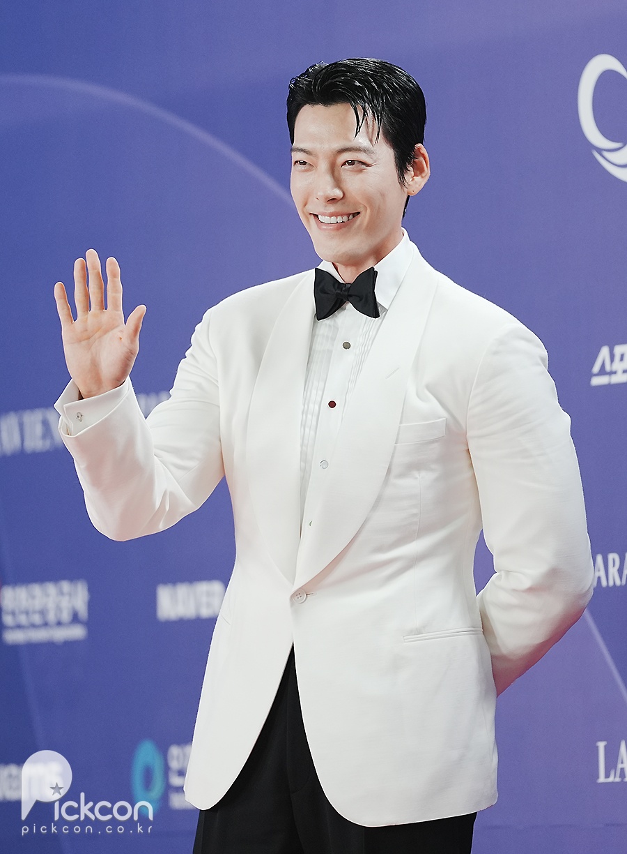 '신민아♥' 김우빈, 새 신랑의 가벼운 발걸음 [제5회 청룡시리즈어워즈]