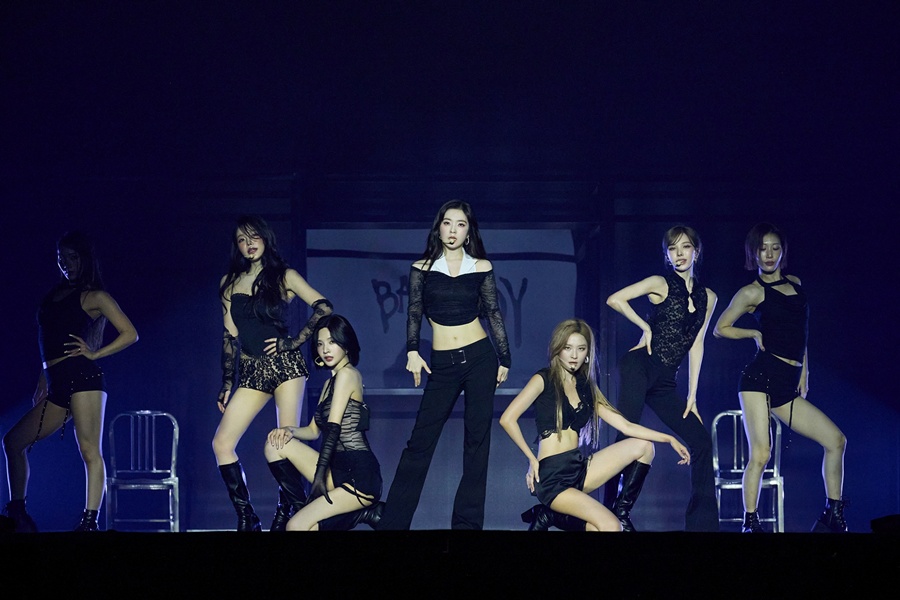 '2년 만에 완전체 컴백' 레드벨벳 \