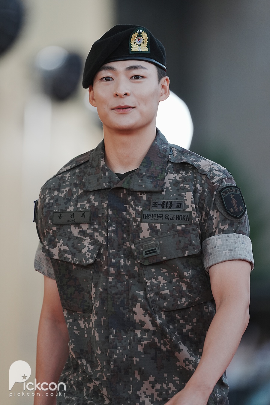 송건희, 군복 입고 등장해 경례까지…반가운 얼굴 [제5회 청룡시리즈어워즈]