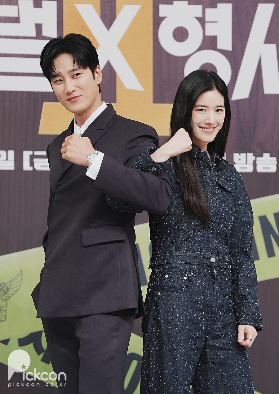 안보현 멱살 쥔 정은채…본격 '잡도리 케미' 예고하는 '재벌X형사2' (포토)