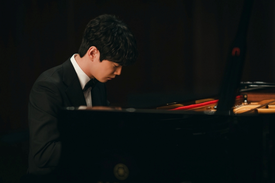 피아니스트 송강X이준영, 벌써 아름다운 연주…'포핸즈' 공연 팸플릿 공개