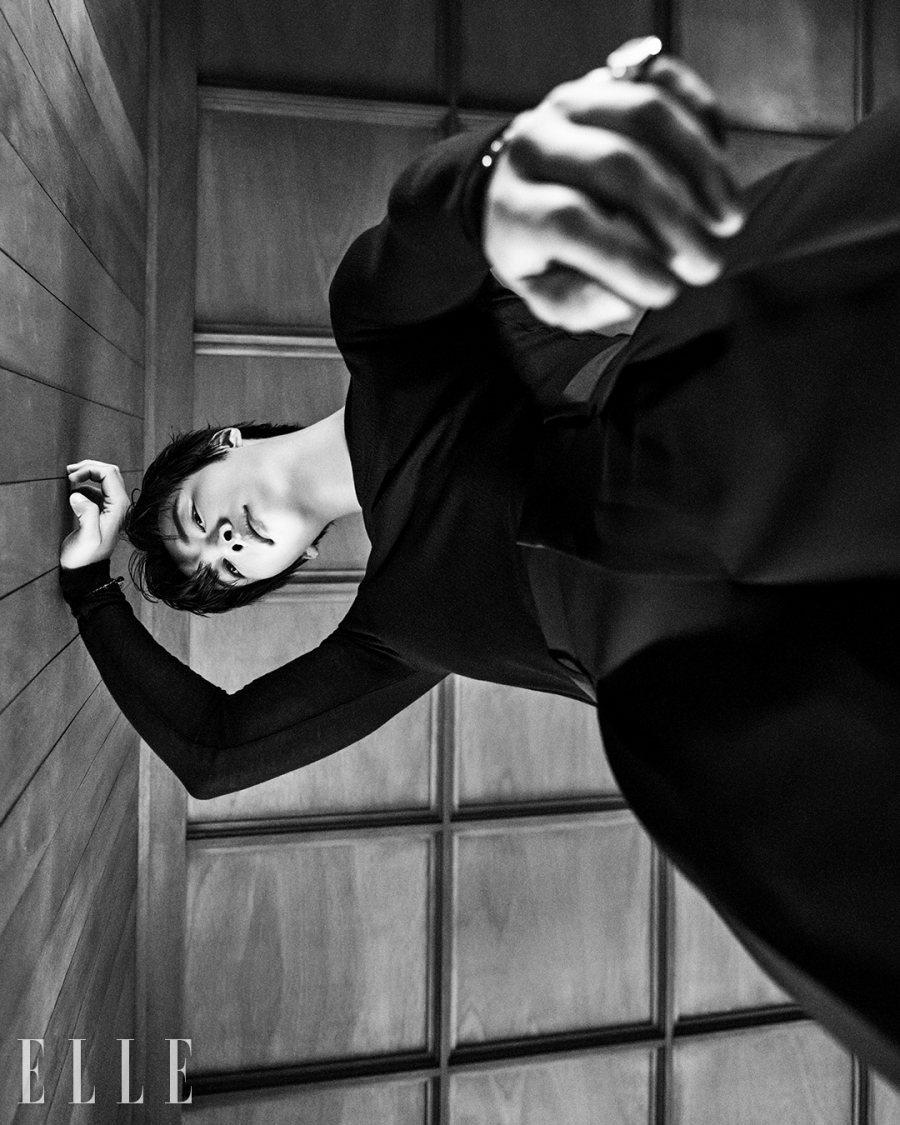 욕조에 누운 정우성→쩍벌 현빈…'메인코2' 흑백 무드 속 강렬 카리스마 [화보]