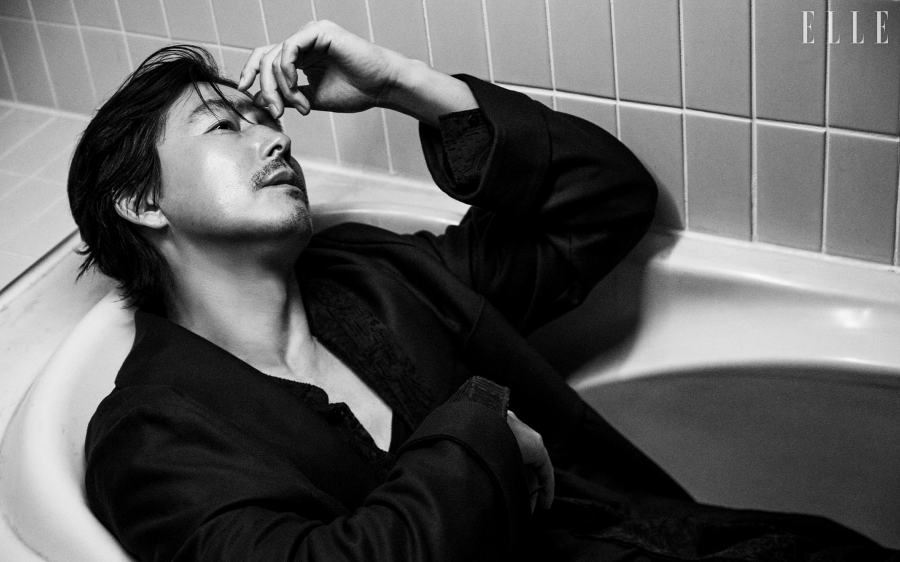 욕조에 누운 정우성→쩍벌 현빈…'메인코2' 흑백 무드 속 강렬 카리스마 [화보]