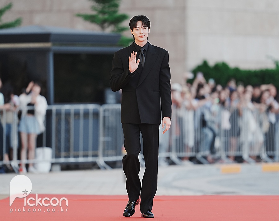 변우석, 일단 피지컬이 사기세요…등장부터 압도적 [제5회 청룡시리즈어워즈]