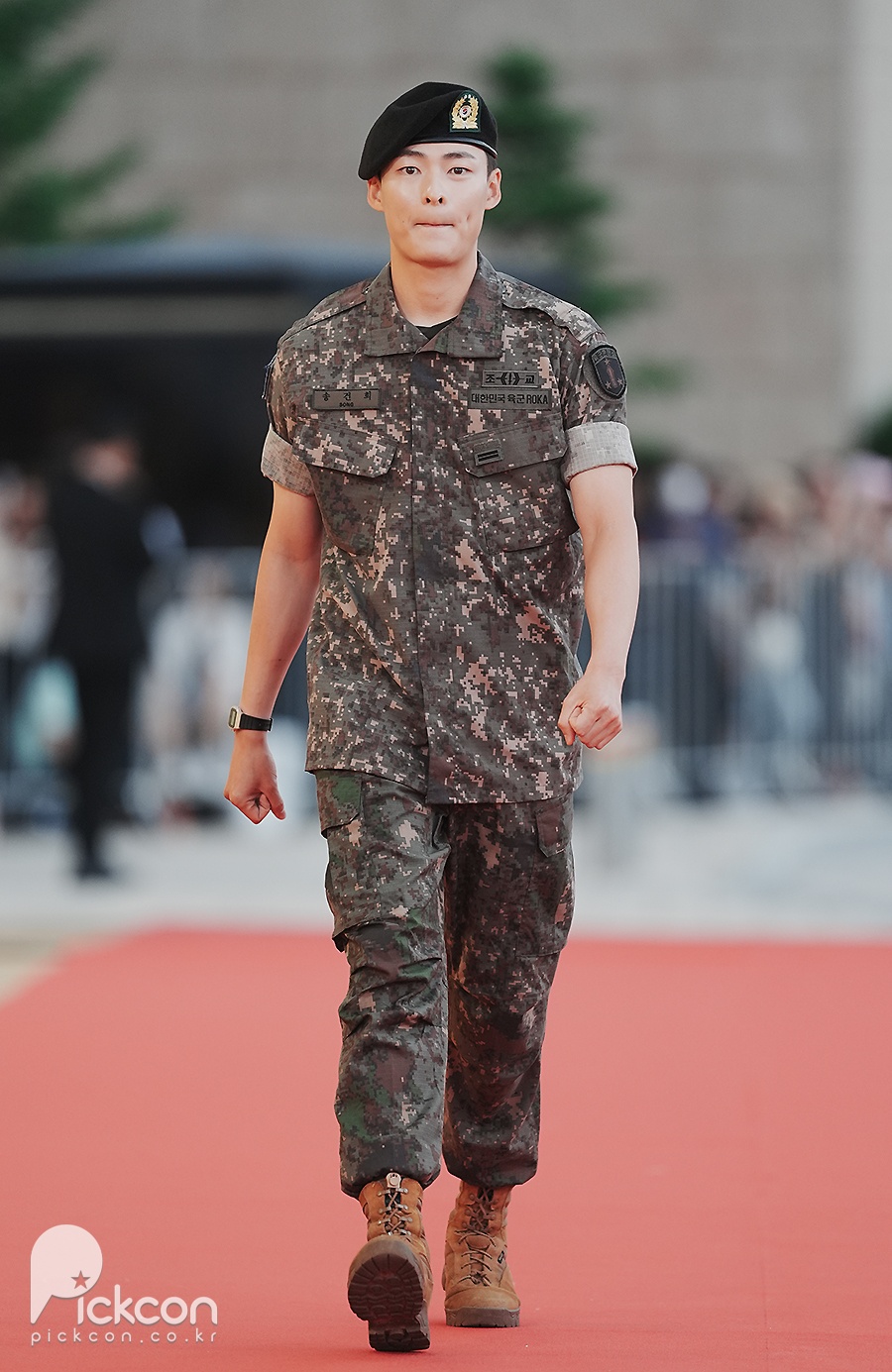 송건희, 군복 입고 등장해 경례까지…반가운 얼굴 [제5회 청룡시리즈어워즈]