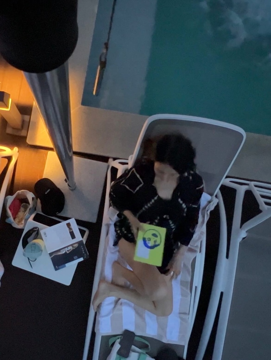 조여정, 훅 파인 넥라인에 돋보이는 '청순 글래머'…40대 중반 안 믿기는 비주얼