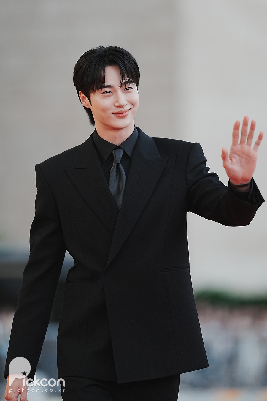변우석, 일단 피지컬이 사기세요…등장부터 압도적 [제5회 청룡시리즈어워즈]