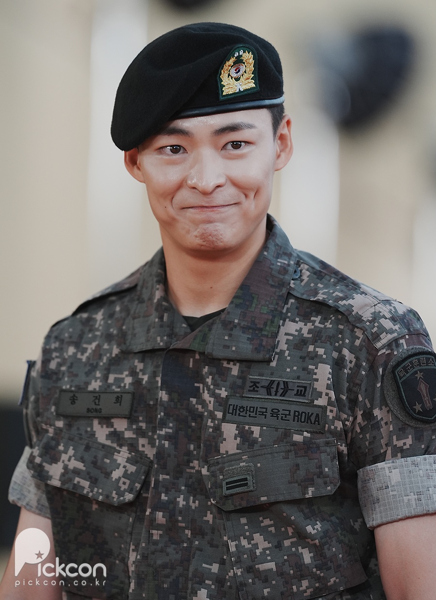 송건희, 군복 입고 등장해 경례까지…반가운 얼굴 [제5회 청룡시리즈어워즈]