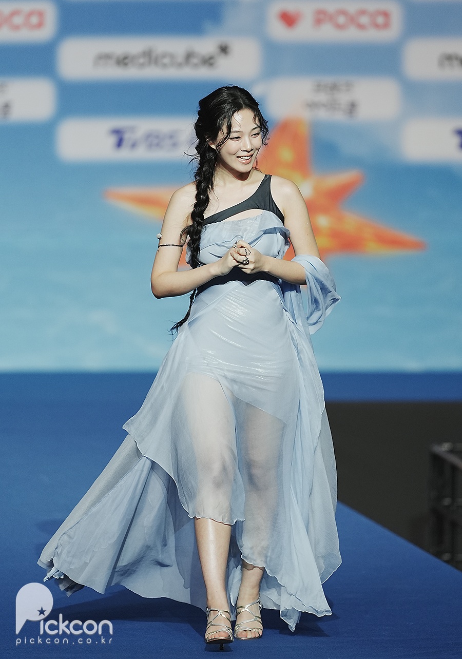 비비, 블루카펫 열기를 느끼는 중 [2026 SBS 가요대전 Summer]