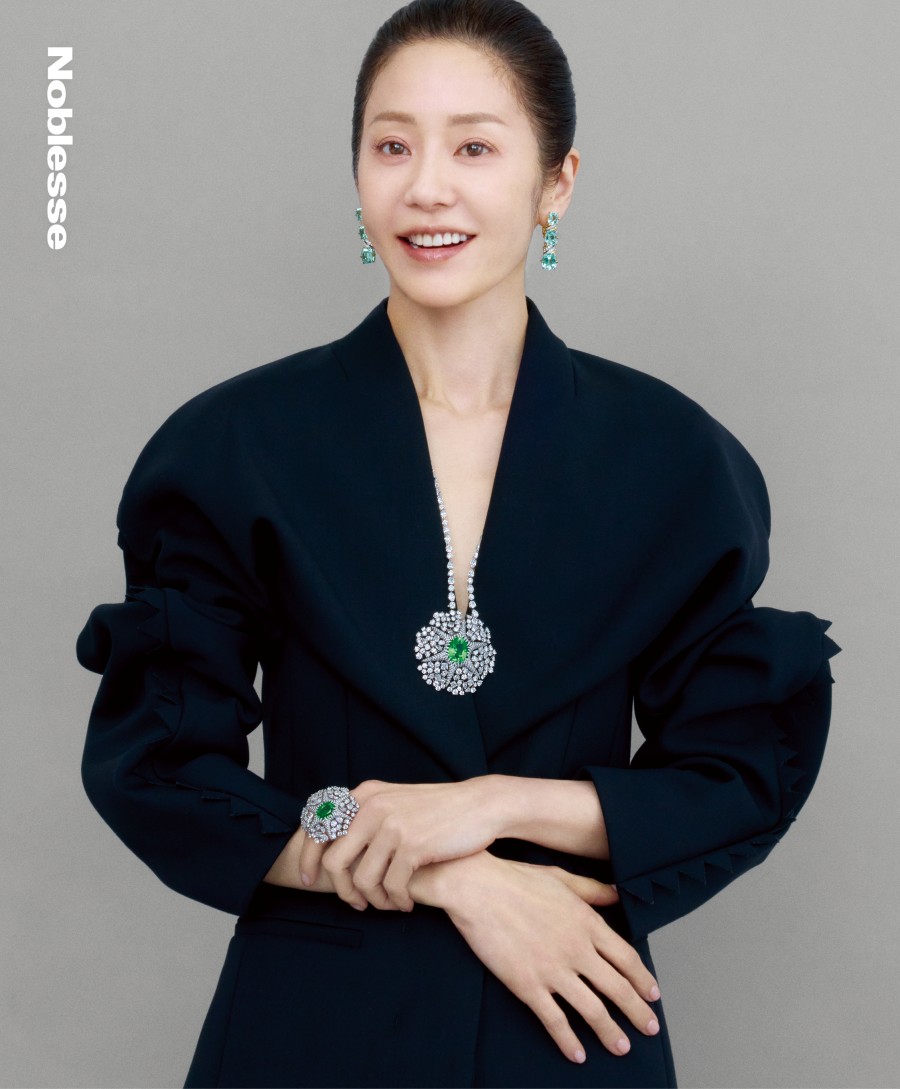 '56세' 고현정, 트임 드레스 사이 초슬림 각선미…찬란한 아름다움 [화보]