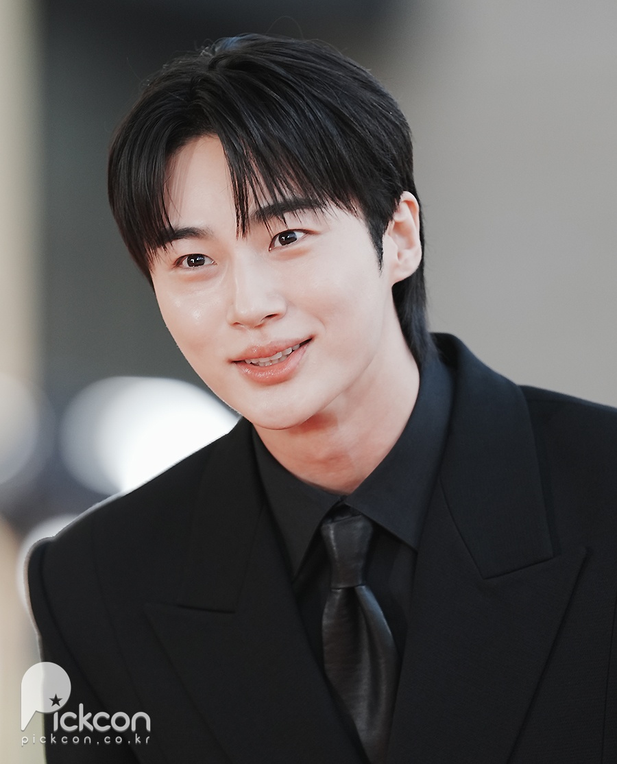 변우석, 일단 피지컬이 사기세요…등장부터 압도적 [제5회 청룡시리즈어워즈]