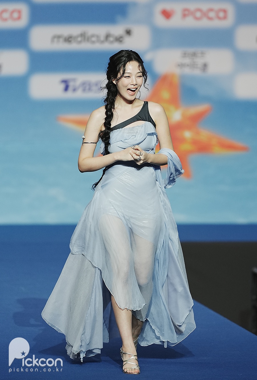 비비, 블루카펫 열기를 느끼는 중 [2026 SBS 가요대전 Summer]